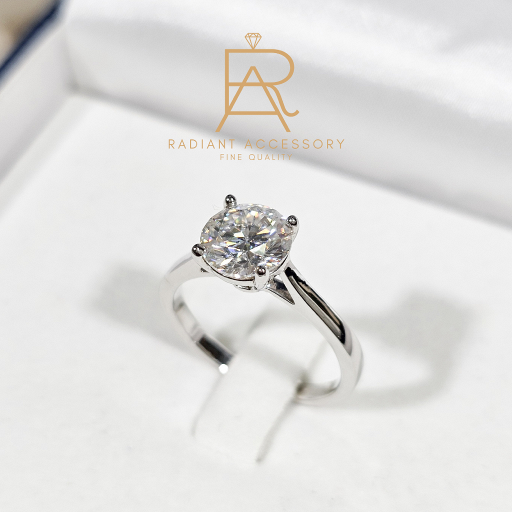 แหวนเงินแท้ ฝังเพชร Moissanite 2 กะรัต เม็ดชูสไตล์เรียบหรู Solitaire ชุบทองคำขาว