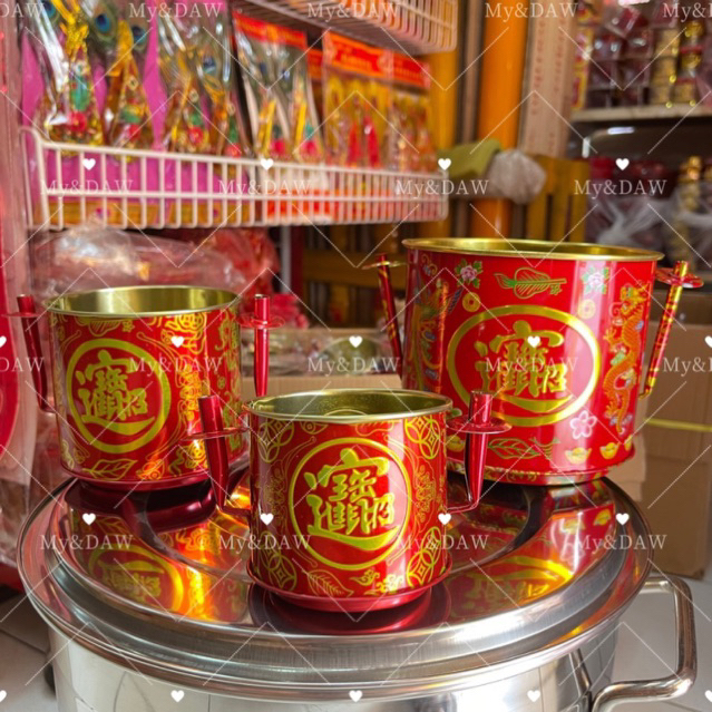 กระถางธูปสีแดงพร้อมที่ปักเทียนสำหรับไหว้เทพเจ้าโชคลาภไหว้ทีกงนอกนอกสถานที่