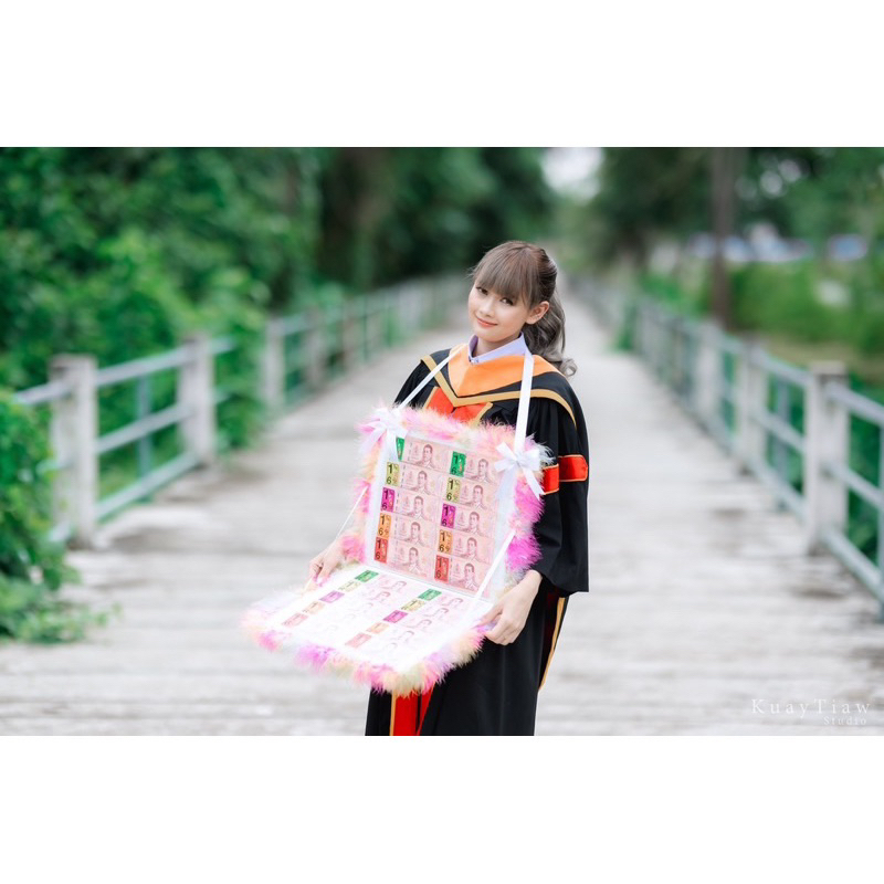 แผงล็อตเตอรี่ใส่เงิน ใส่แบงค์ได้20ใบ มีข้อความหน้าแผง กดดูในตัวเลือกค่ะ ของขวัญรับปริญญา วันเกิด ปัจฉิมวาเลนไทน์