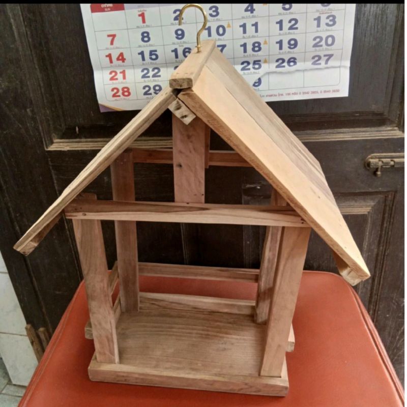 บ้านไม้ที่ใส่อาหารสำหรับนก