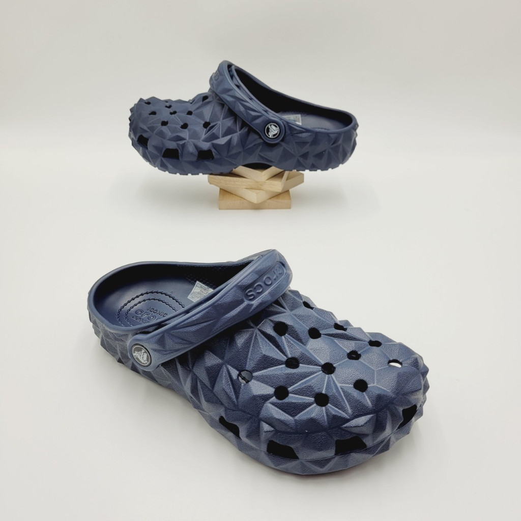 รองเท้าลำลองแฟชั่น สไตล์ Crocs Classic Lined Geometric Clog