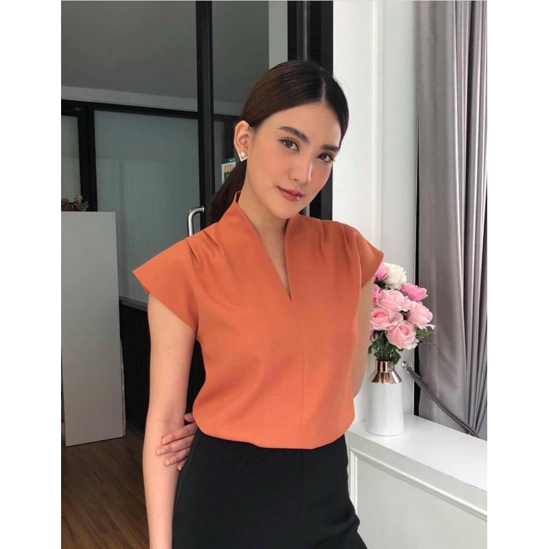 ส่งต่อเสื้อ Veera HOFเสื้อคอV สีส้มอิฐ เหมือนใหม่ ไม่เคยใส่ ใส่แล้วสวยมากกก