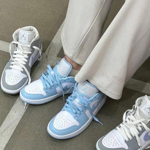 [ของแท้100%สินค้าโล๊ะสต๊อก] Air Jordan 1 Low ICE BLUE (W) ของแท้ 100%