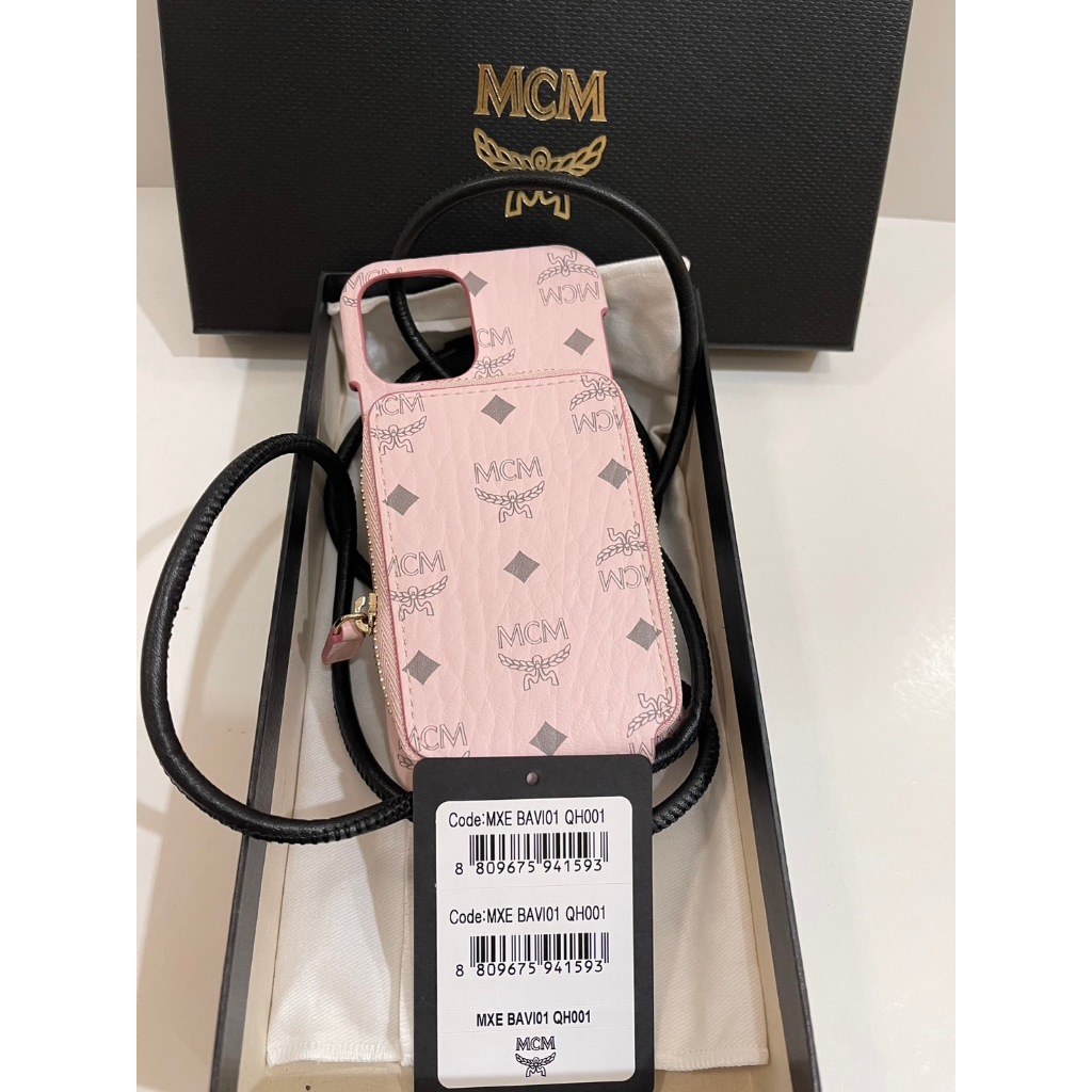 พร้อมส่ง 🔥Sale 2299🔥ถูกที่สุด MCM iPhone 12/12 Pro Phone Case Pinkสีสวยหวานละมุน มีช่องใส่บัตรเหรียญได้ มีสายยาว
