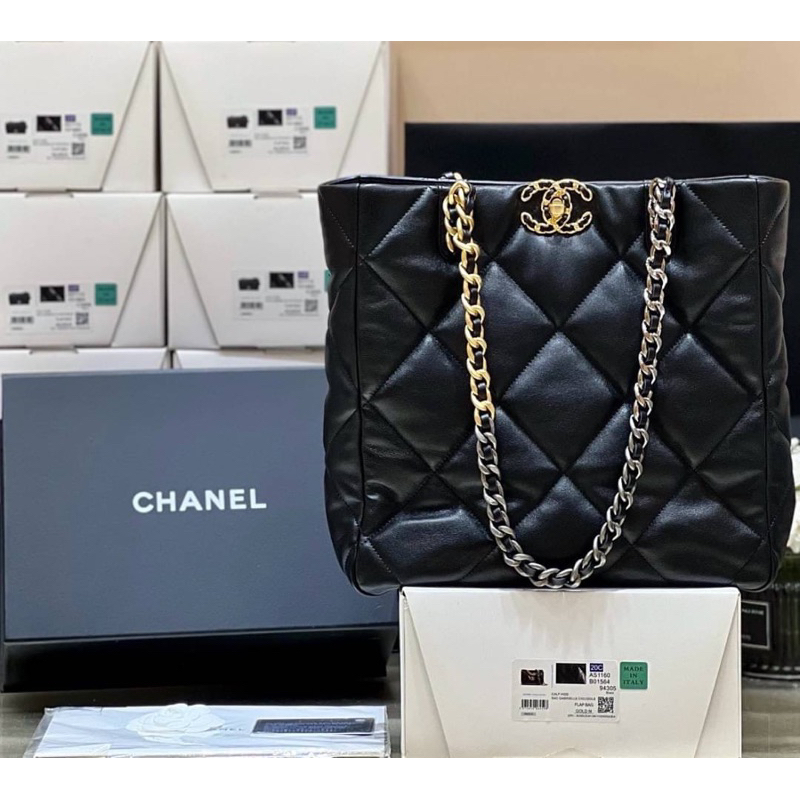 New Chanel 19 Shopping Bag Lambskin (Ori)VIP หนังอิตาลีนำเข้างานเทียบแท้ size 30x37x10 cm.พร้อมส่งค่ะ