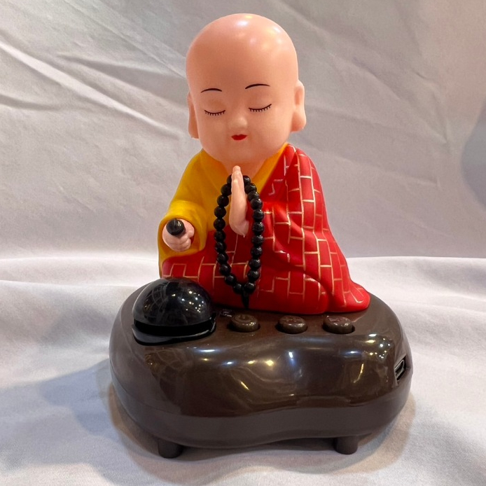 ตุ๊กตาพระน้อย เฟิงสุ่ย เณรน้อย มีเสียง (6บท สวด) เสริมดวง การงาน การค้า ราคาถูก ขยับได้ตลอด ไม่ต้องใช้ถ่าน เสริมฮวงจุ้ย