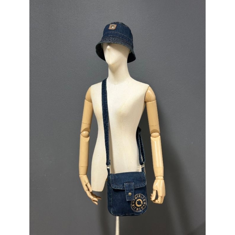 AEIOU No.233 กระเป๋ายีนส์ สะพายข้าง Girlish รุ่น PLUS ลิขสิทธิ์แท้ (กว้าง7.5นิ้ว สูง7.5นิ้ว) - รูปที่ 3