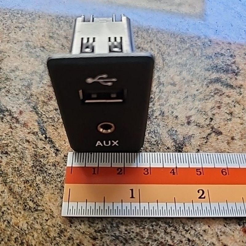 USB สำหรับ Nissan ขนาด กว้าง 28 มิลลิเมตร ยาว 41 mm สำหรับ Nissan aux แล้วก็ชาร์จโทรศัพท์