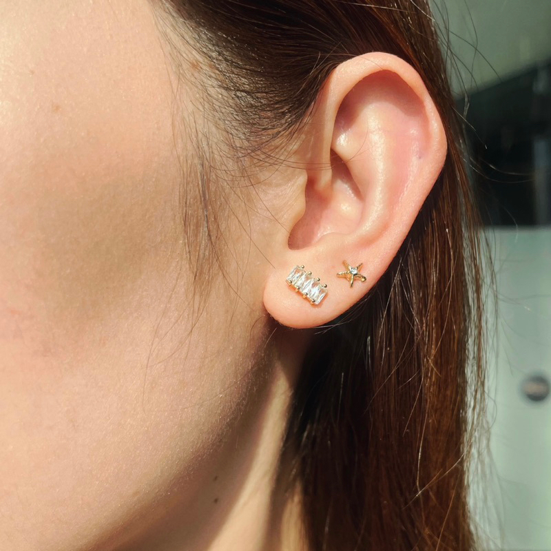 Pat & Shine - ต่างหูเพชรใส white gems bar studs