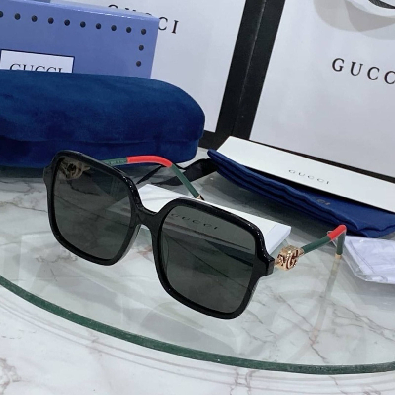 แว่นตา GUCCI งาน : ออริ (งานดีสุด) ไซด์ : ตามรูป อุปกรณ์ : กล่อง กระเป๋าใส่แว่น ถุงกระดาษ ผ้าแชทแว่น