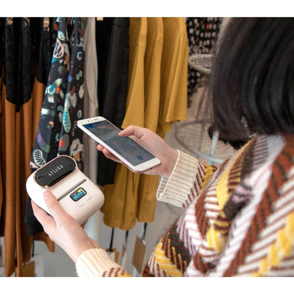 sticko M110 สีขาว เครื่องปริ้นบาร์โค้ดพกพาไร้สาย Thermal Printer ปริ้นบลูทูธ Mini Sticker Printer - รูปที่ 4