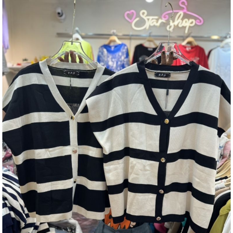 บิ๊กไซร์ เสื้อไหมพรมผ้าไม่หนา กระดุมทอง สีพื้น-ลายขวาง หน้าผ้า50-60 ยาว 23 ทักแชทสอบถามสินค้าก่อนสั่งซื้อนะคะ