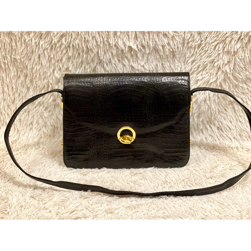 กระเป๋าหนังมือสอง แบรนด์ ESQUIRE  COLLECTION สภาพยังใหม่ มีช่องใส่ของช่องใหญ่ 3 ช่อง ภายในสะอาด