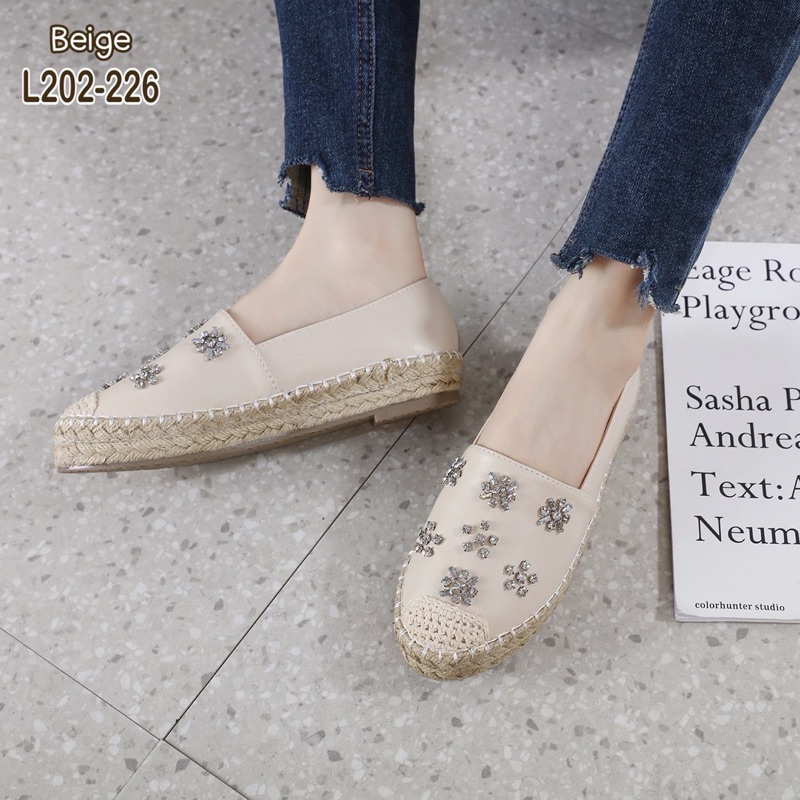 ขนาดใหญ่/เท้าปกติลด1size(เท้าอวบบานสั่งตรงไซส์)/ รองเท้าหุ้มส้นหนังpuแต่งอะไหล่เพร เสริมพื้น1 นิ้ว มีกล่อง l202-226