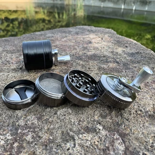 Grinder 4 ชั้น ที่บดสมุนไพร วัสดุโลหะ สวยงามและทนทาน พกพาสะดวก มีหลายสี สูง 43 มม. เส้นผ่าศูนย์กลาง 40 มม.