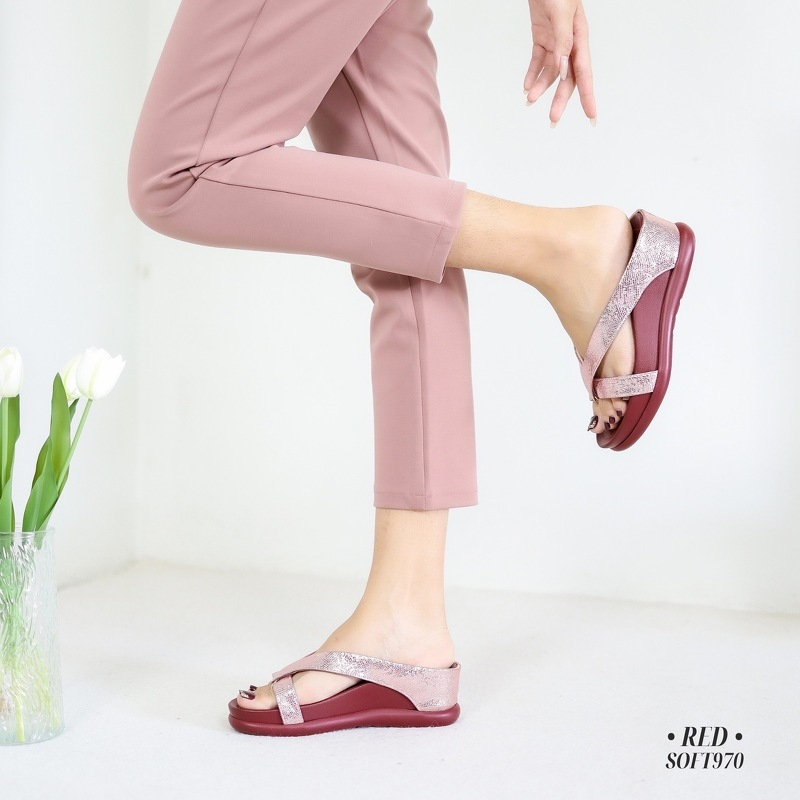 Softchu รุ่น SOFT970 รองเท้าสุขภาพตกแต่งดีเทล ผ้าพียูเนื้อมันเงาวาวเล่นแสงสะท้อน สไตล์ฟิตฟลอป ความสูง 2.3 นิ้ว