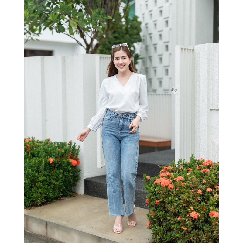 เสื้อสตรีทำงาน ดีไซน์เสื้อคอวีแต่งจีบไหล่เบาๆ แขนยาว ปลายแขนพองนิดๆ #L154SHOP_W003 - รูปที่ 4