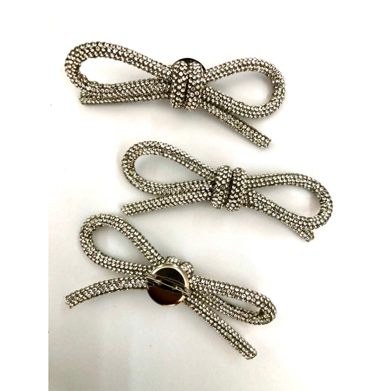 เข็มกลัดโบว์เพชร ขนาด 10X4 cm. ใช้ประดับตกแต่งเสื้อผ้า