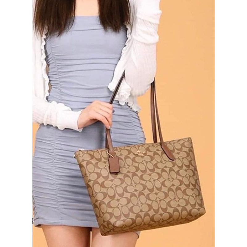 coach4455 COACH​ Zip Top Tote​ In​ Signature​ Canvas​ ขนาด: ฐาน 11 1/2” / ปาก 15” (L) x 9 1/2” (H) x 4 1/2” (W)