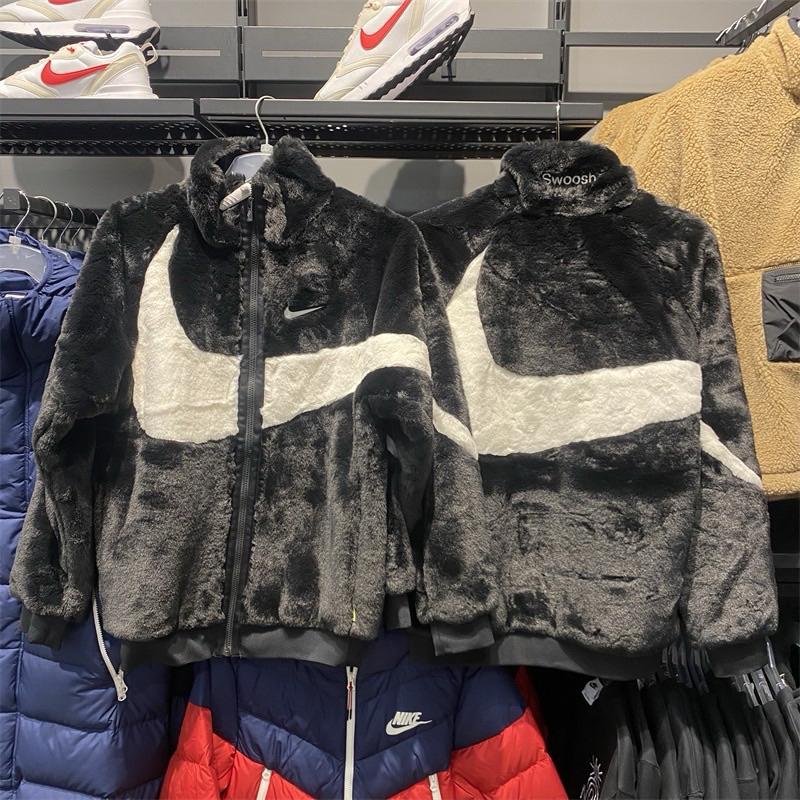 [NEW พร้อใส่ง] ของแท้ 100% Nike เสื้อแจ็กเก็ตขนมิงค์เทียม อบอุ่น ลายโลโก้ Swoosh ขนาดใหญ่ สําหรับผู้ชาย และผู้หญิง
