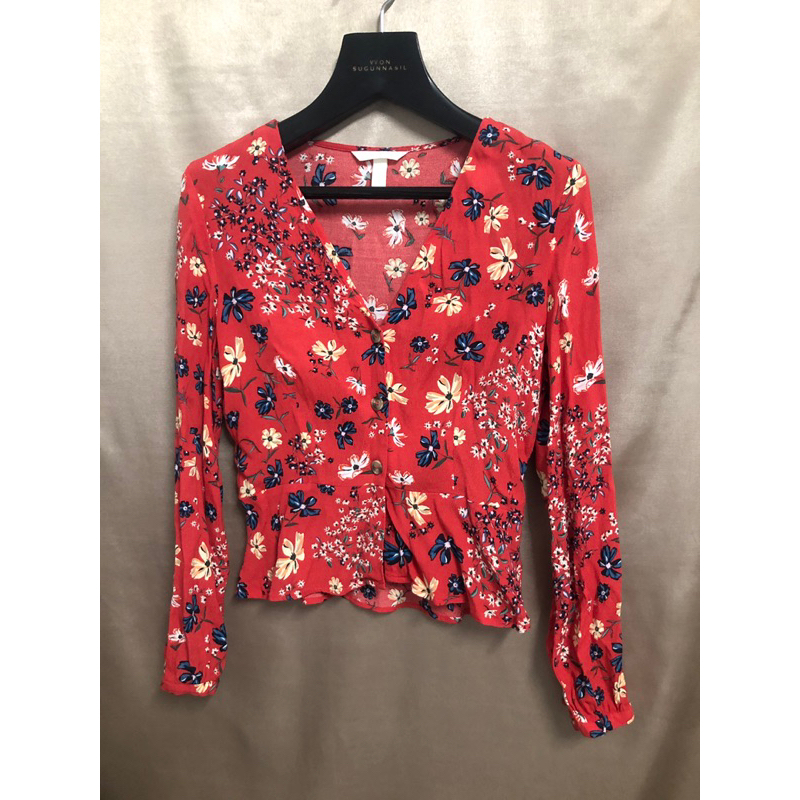 เสื้อลายดอกแดง H&M แท้ 💯 มือ2 สภาพใหม่