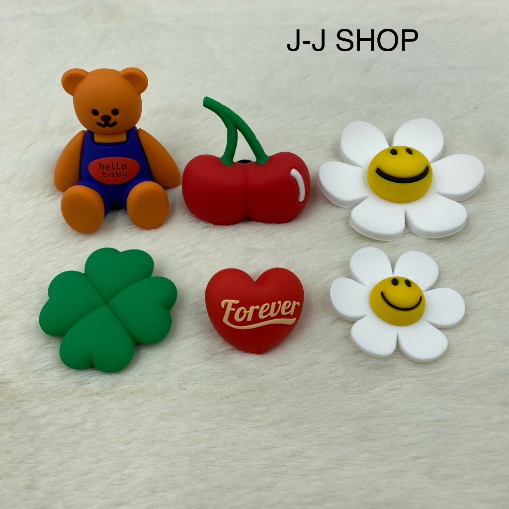 อุปกรณ์เสริมรองเท้า Jibbitz ตัวติดลายการ์ตูน สวยน่ารักราคาจับต้องได้ ติดได้กับรองเท้าทุกรุ่น สินค้าเข้าใหม่พร้อมส่งค่ะ
