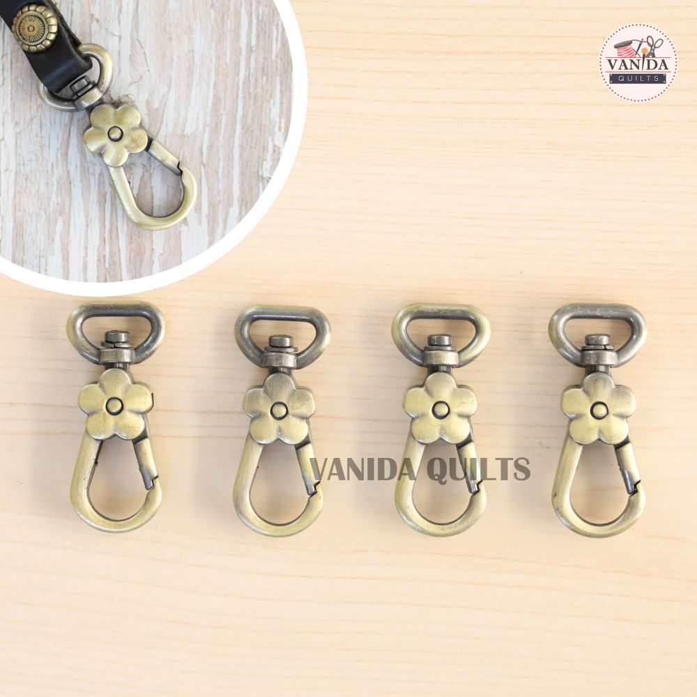 คอหมารูปดอกไม้ สีทองเหลืองปัดดำ จำนวน 4ชิ้น ขนาดเล็ก 1.9 x 4.4 cm ตะขอก้ามปู สำหรับสายกระเป๋าผ้าควิลท์ งาน DIY (juf0031)