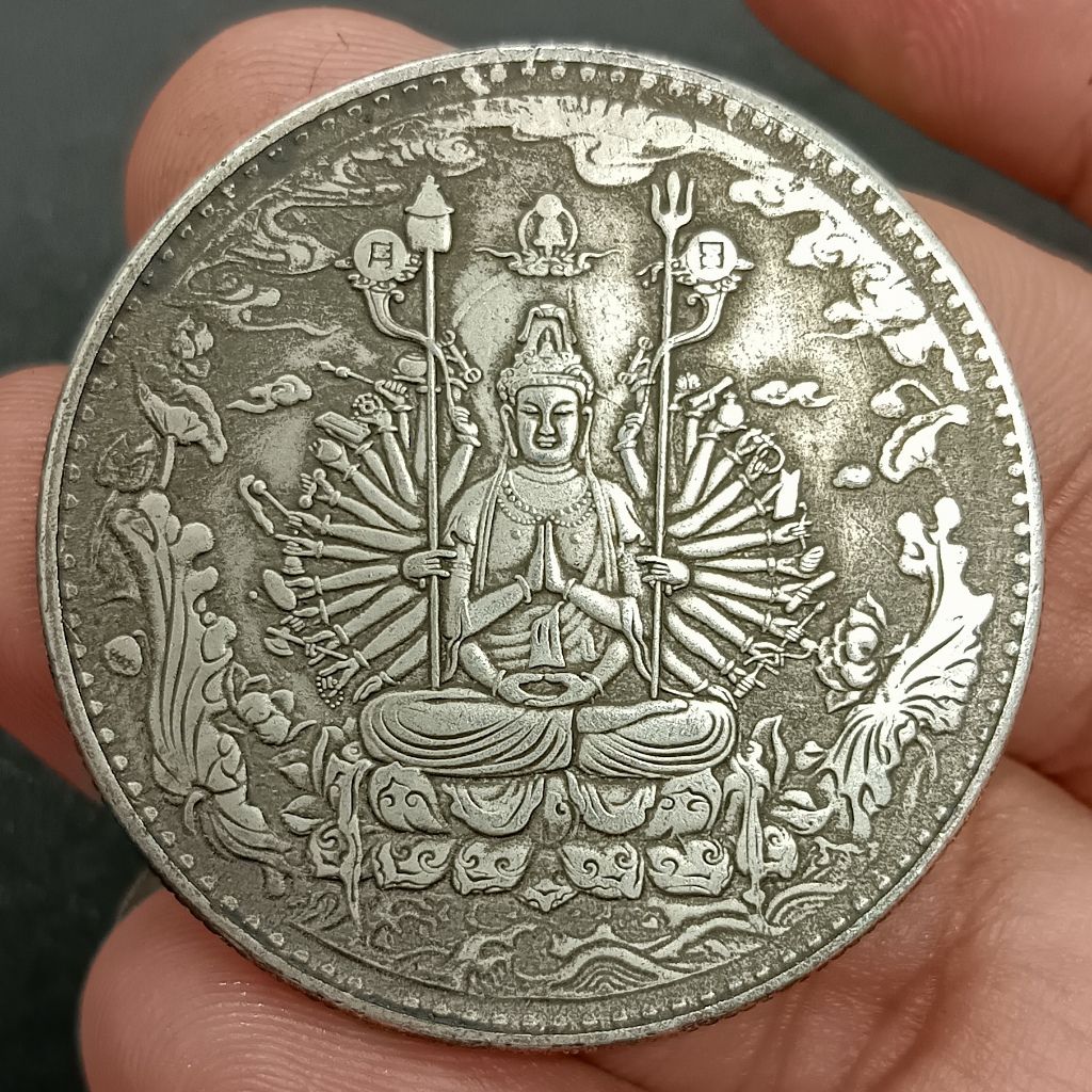 เหรียญพระโพธิสัตว์กวนอิมพันมือ โปรดสามโลก ด้านหลังบรรจุคาถาไต่ปุยจิ่ว เนื้อเงินยวง ขนาด 5 ซม.