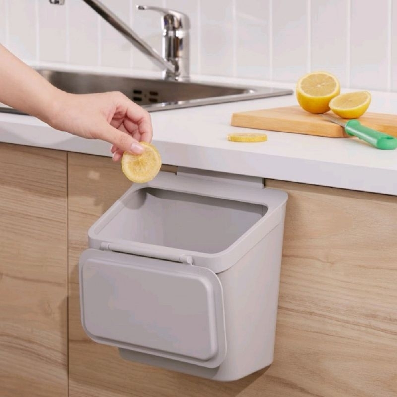 ถังขยะสำหรับแขวนบานตู้ มีฝาปิด สีเทาอ่อน IKEA SKOLÄST สโกแลส
