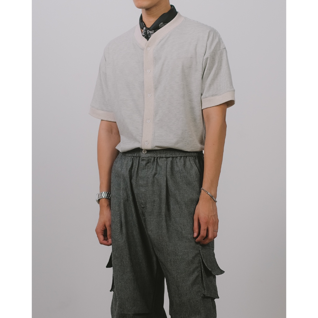 Collarless Short-sleeved Shirt in Striped Grey | เสื้อเชิ้ต แขนสั้น ดีเทลคอมน ผ้ายืดลายริ้ว สีเทา