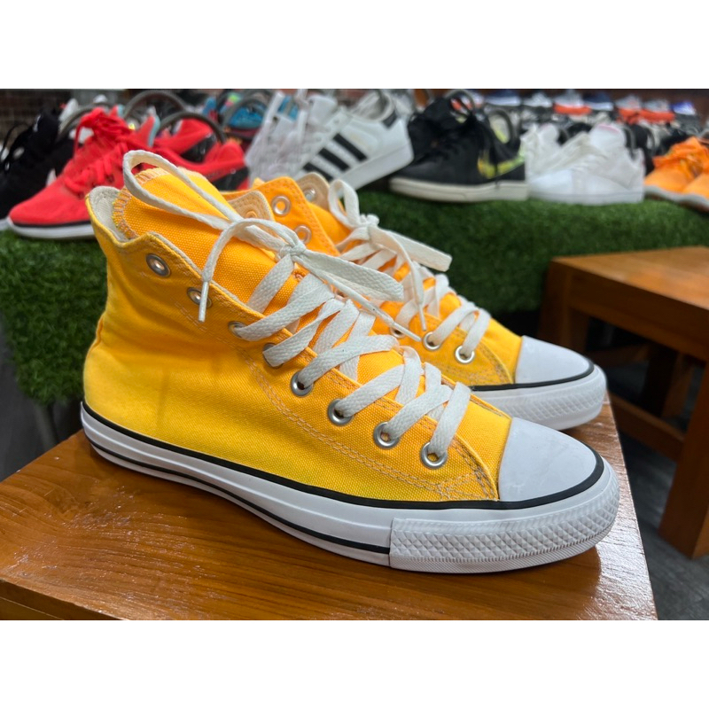 รองเท้ามือสองของแท้ Converse All Star งานผ้าสีเหลืองสด หุ้มข้อ เบอร์ 40 ยาว 25.5 ซม.