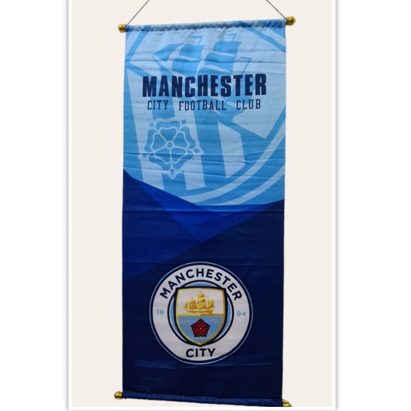 ธงแขวนทีมแมนซิตี้ ขนาดกว้าง39cm.สูง90cm.พร้อมสายแขวนผนัง งานสวยลายเส้นสีสด