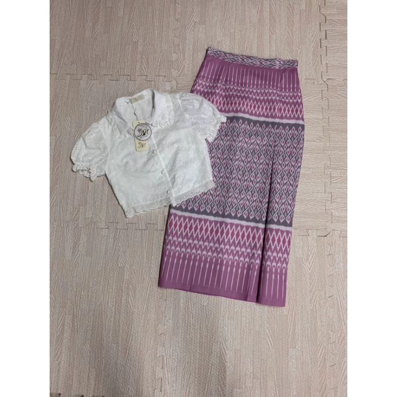 (4xl) พร้อมส่ง🌷ชุดเซท 2 ชิ้น เสื้อคอปกฉลุลูกไม้ขาวกับกระโปรงลายไทยสีชมพู  งานป้าย SN Brand แท้ มือ1 