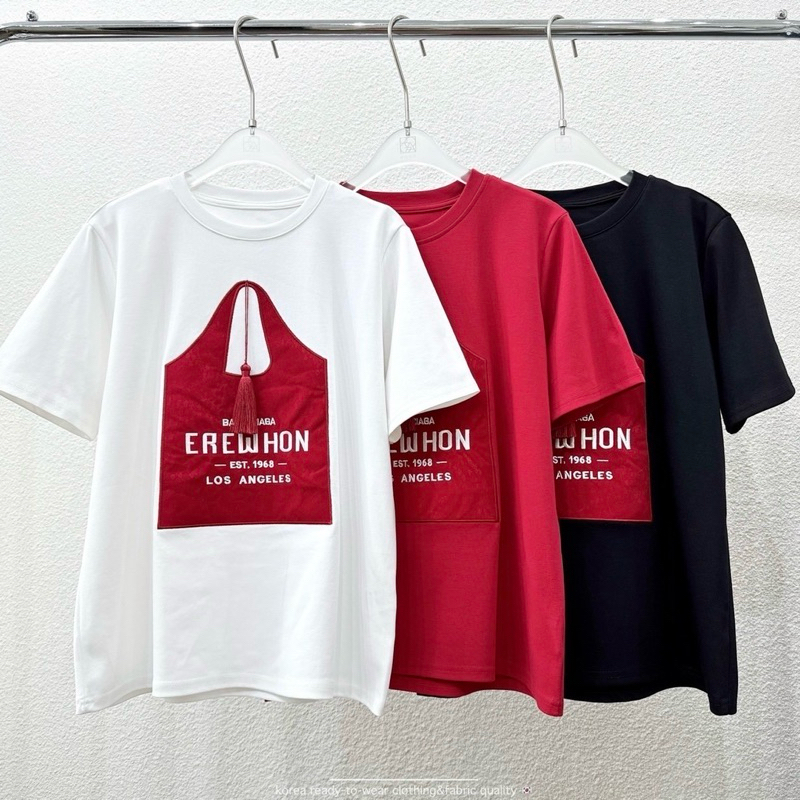 เสื้อยืด Erewhon ปักลายผ้าจีนกลางอก เย็บพู่แดงห้อย