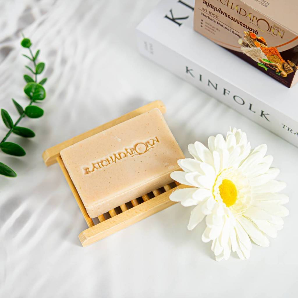 สบู่สมุนไฟรรวมธรรมชาติแท้100% สบู่รัชดาพร By K.M. ลดปัญหาสิว ลดผดผื่น ลดผิวมัน ขนาด 140 กรัม[ฟรี++สบู่ขนาดทดลอง 1 ก้อน]