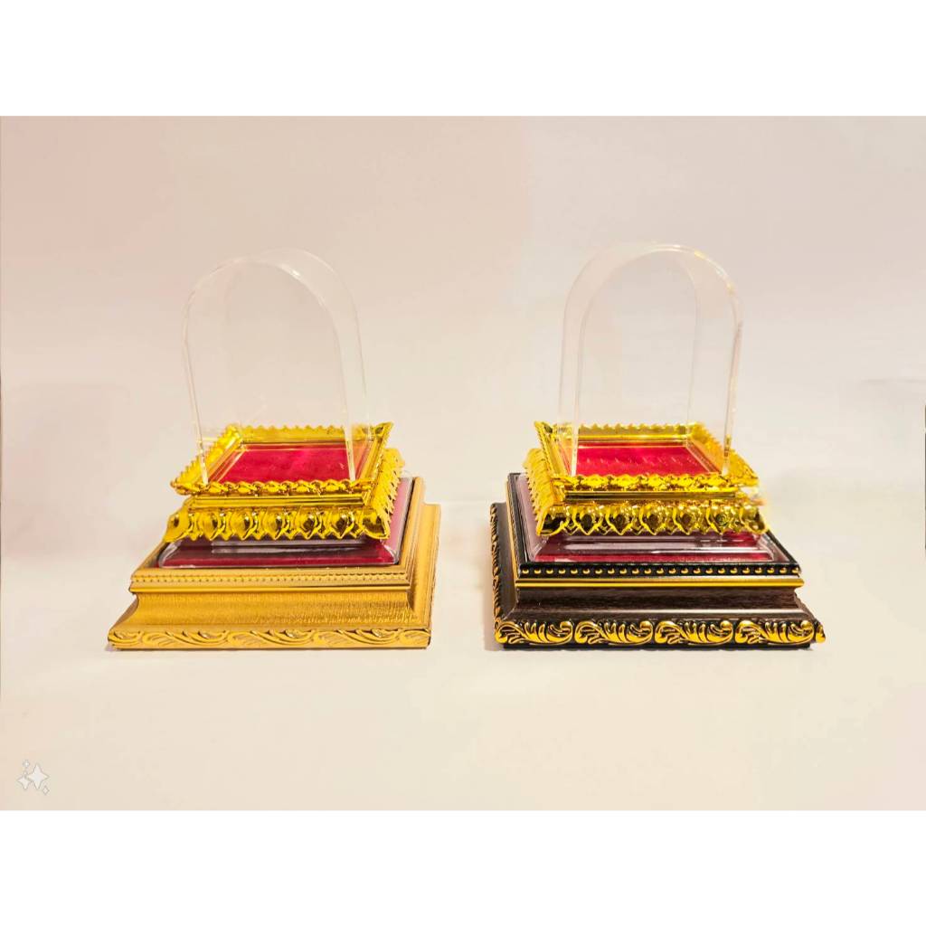 ชุดครอบพระฐานบัวทองพร้อมฐานกำมะหยี่สีแดง ชุดใหญ่ ขนาด 10.5x9.5x12.5 ซม. *ใส่พระ 4x5x7.5 ซม* [สีทอง/สีโอ้ค]