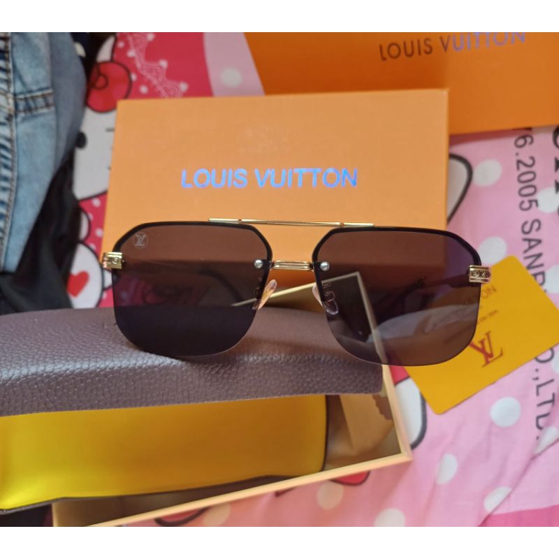 แว่นตา Louis Vuitton พร้อมกล่องนอกกล่องในอุปกรณ์ครบ