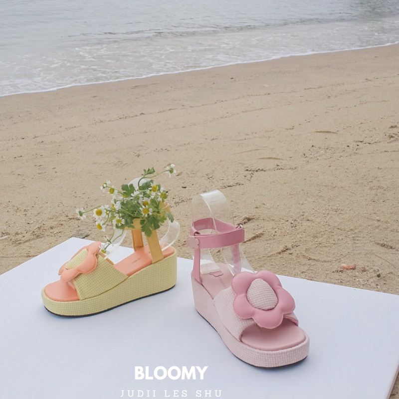 New arrival รุ่น Bloomy (บลูมมี่) ส้นตึกเข็มขัดดอกไม้ รัดข้อ Size34-42 JUDII LES SHU