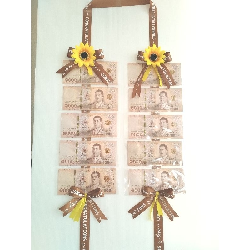 Floretพวงมาลัยใส่ธนบัตร ได้ 10 ใบตกแต่งด้วยดอกทานตะวัน แสดงความยินดีงานต่าง ๆ สีโทนสีเหลือง