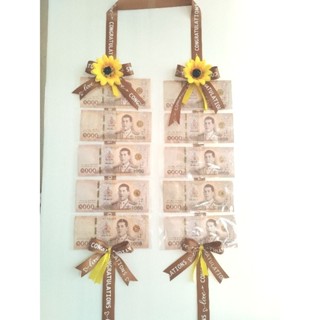 Floretพวงมาลัยใส่ธนบัตร ได้ 10 ใบตกแต่งด้วยดอกทานตะวัน แสดงค…