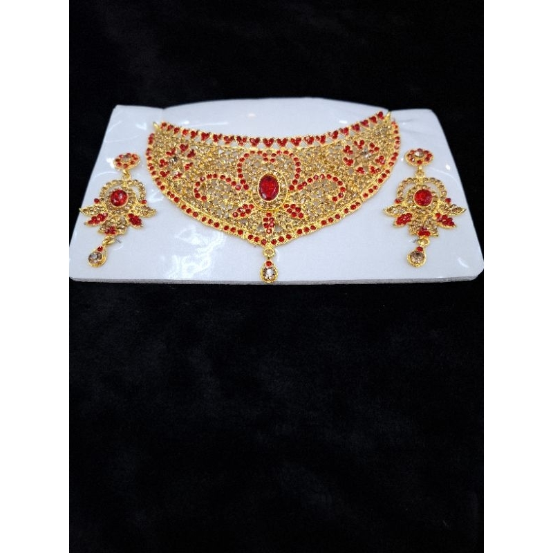 crystal necklaces very beautiful design from india wear with saree ,lehenga and thai dressed
