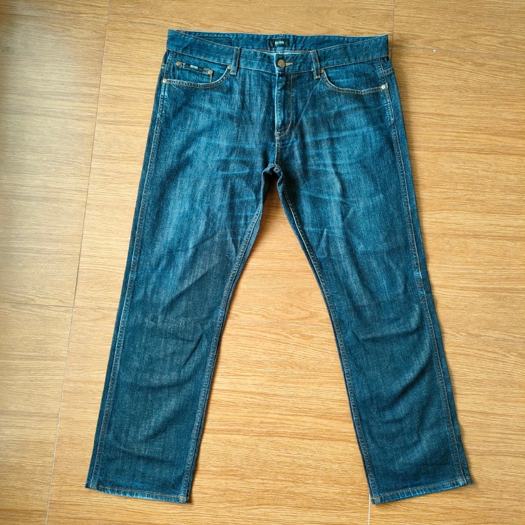 กางเกงยีนส์ แบรนด์ HUGO BOSS ผ้านุ่ม สวย ใหม่ แต่งเฟดเล็กน้อย ดูเรียบหรู (W36-W37)