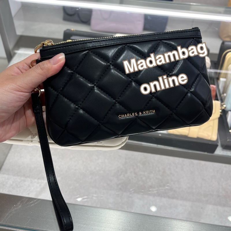 𝗖𝗛𝗔𝗥𝗟𝗘𝗦 & 𝗞𝗘𝗜𝗧𝗛 Cressida Quilted Wristlet กระเป๋าสตางค์ มีสายคล้องมือ