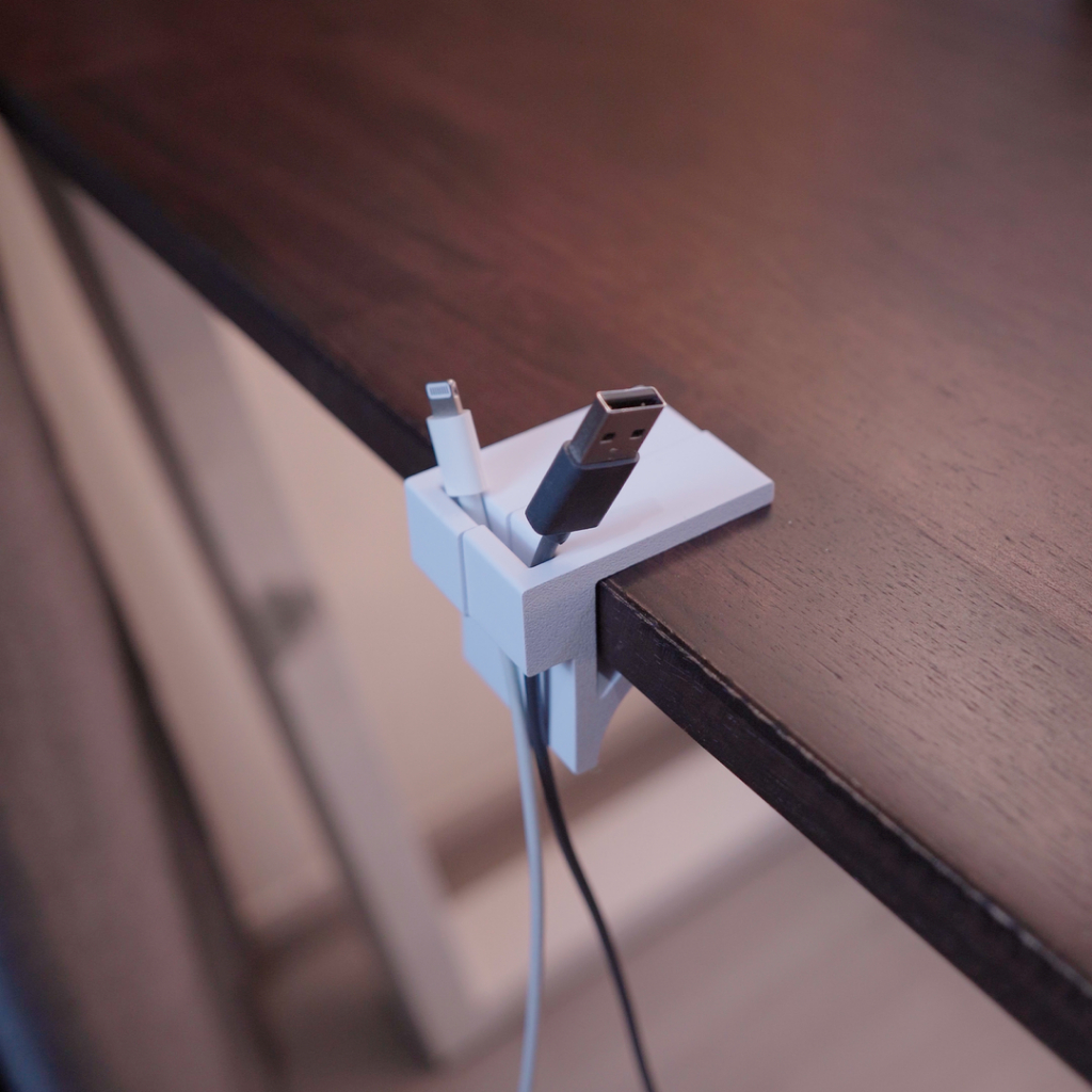 JUDDESK ที่กันสายชาร์จหล่นจากโต๊ะแบบหนีบกับโต๊ะ ไม่ต้องเจาะรู ไม่ต้องขัน อุปกรณ์จัดเก็บสายไฟ Cable Organizer