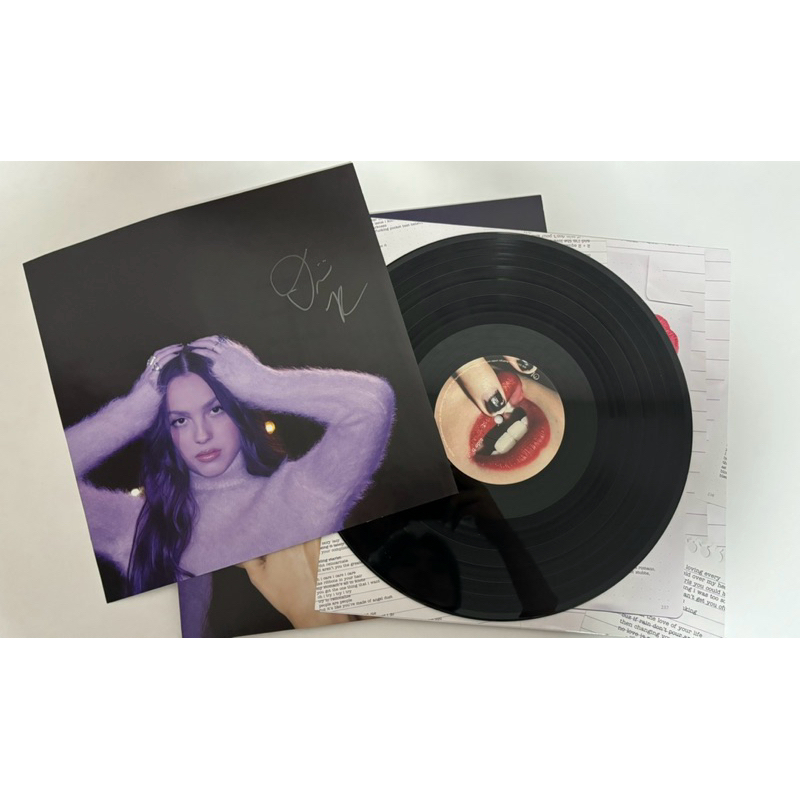 [พร้อมส่ง] Olivia Rodrigo - GUTS SIGNED VINYL (มีลายเซ็น)