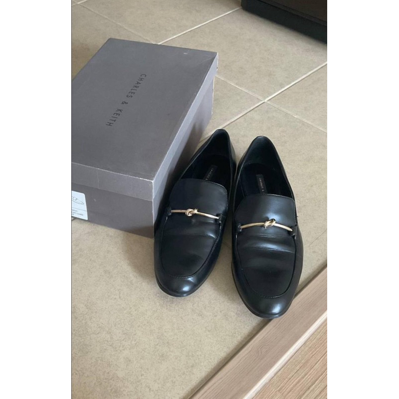 ส่งต่อรองเท้า แบรนด์ Charles & Keith