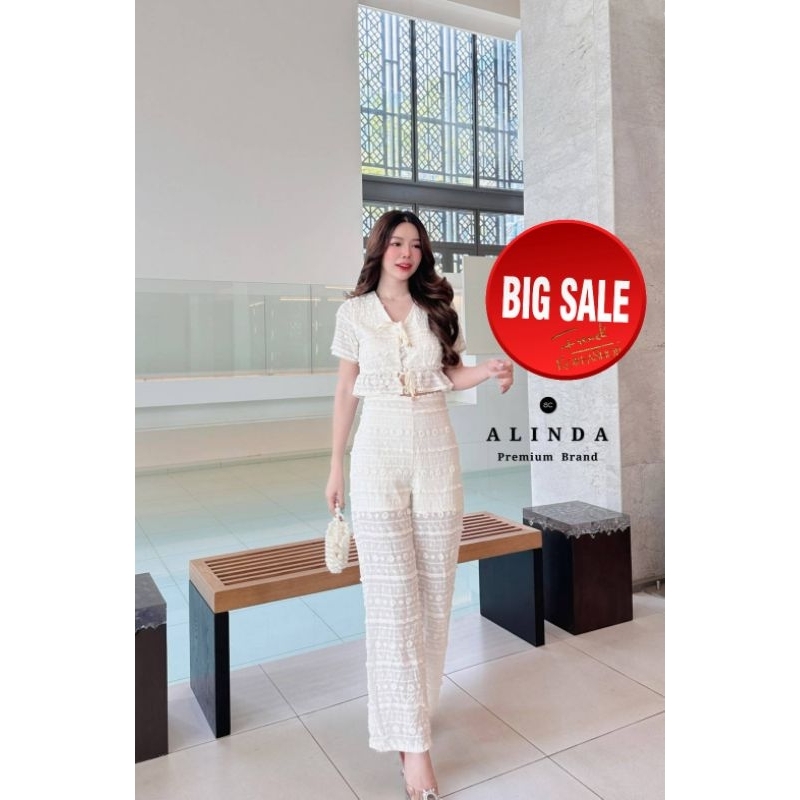 Big Sale! ชุดSetกางเกงลูกไม้สีครีมขาว Alinda ชุด Setลูกไม้สีครีมขาว เสื้อแขนสั้นกระดุมหน้า ปลายเสื้อระบาย+กางเกงขายาว
