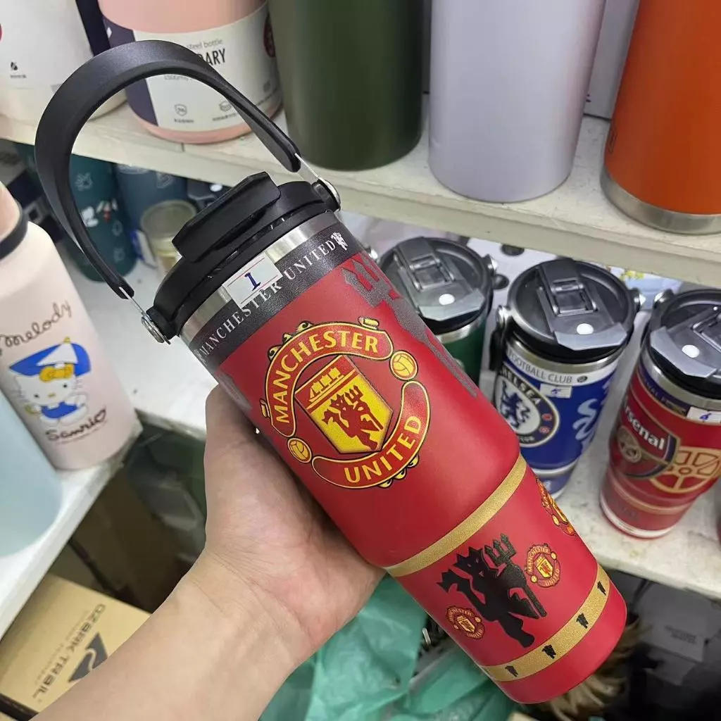 แก้วเก็บความเย็น ฝา2หัว 900ML 30oz รุ่นมีหูหิ้วมีหลอด เย็น304 เก็บความร้อน สแตนเลส พร้อมหลอด ไท่ซั่ว ลิเวอร์พูล เชลซี