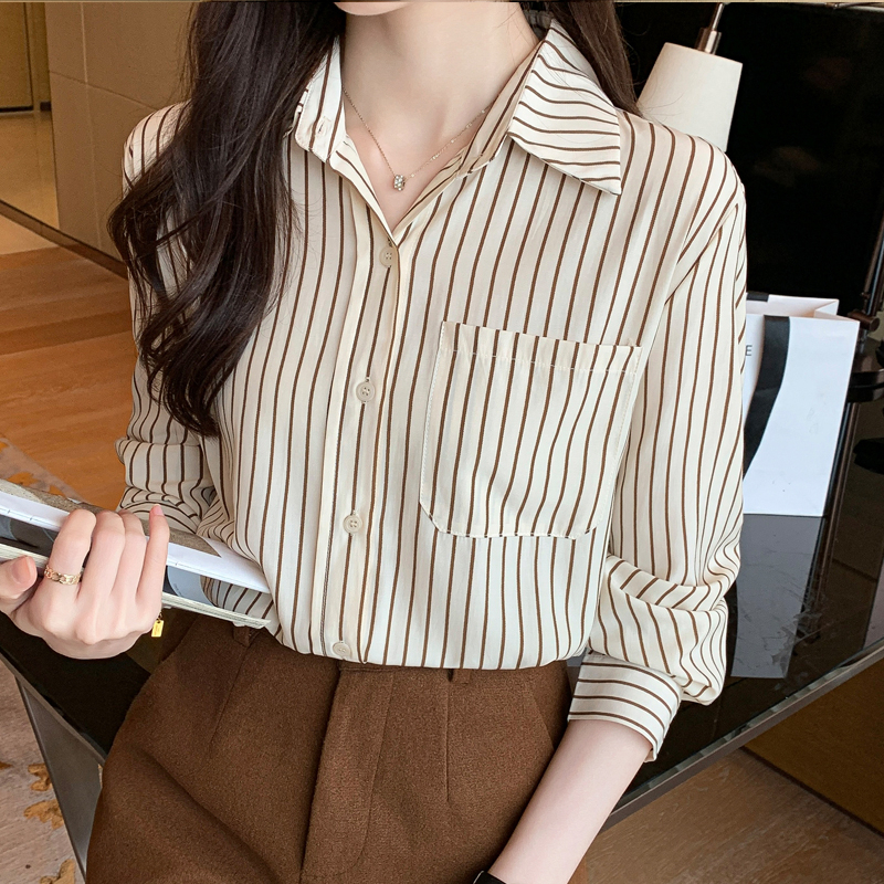 เสื้อเชิ้ตลายทาง สาวอวบ เสื้อทำงาน สีครีมเส้นน้ำตาล สไตล์เกาหลี
