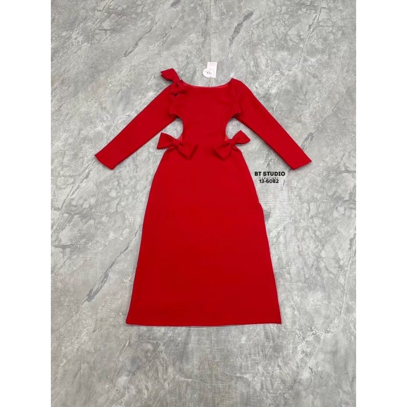 BT 13-6082 งานลดราคา เคลียร์สต็อก ราคาพิเศษ เดรสยาวสีแดงแต่งโบ